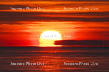 日の出（四角い太陽）と太平洋