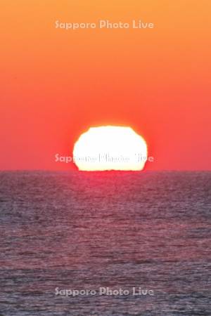 日の出（太陽変形）と太平洋とけあらし