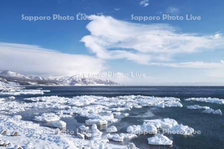 知床半島と流氷と根室海峡