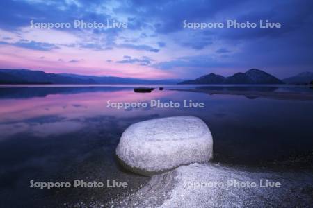 洞爺湖の朝と中島（右）