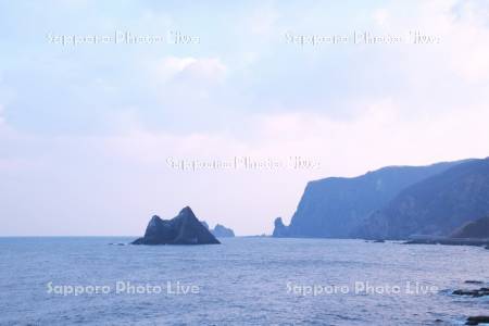 窓岩と日本海