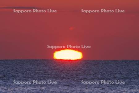 四角い太陽（日の出）と海