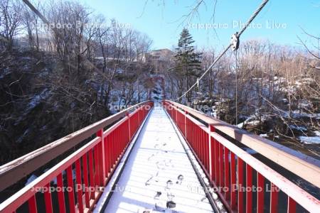 二見吊橋と豊平川
