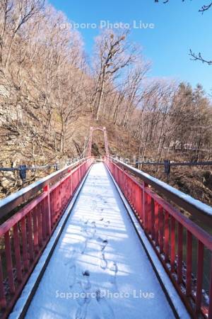 二見吊橋と豊平川