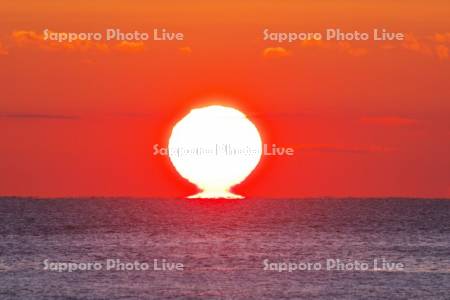 ダルマ型太陽（日の出）と海