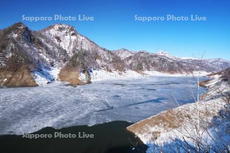 さっぽろ湖と小天狗岳（左）と定山渓天狗岳（右）