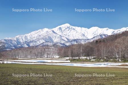 夕張山地と残雪の農地