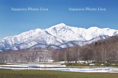夕張山地と残雪の農地