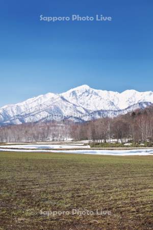 夕張山地と残雪の農地