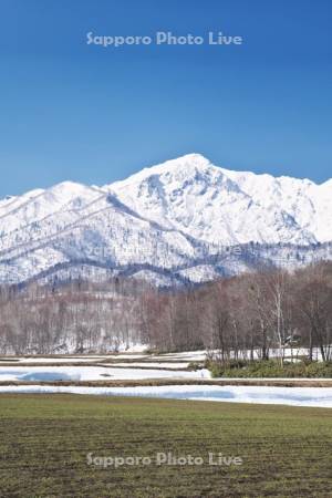 夕張山地と残雪の農地