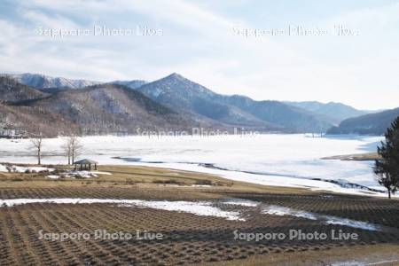 かなやま湖と残雪
