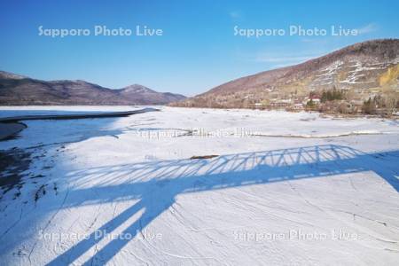 かなやま湖と残雪