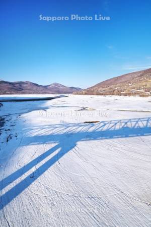 かなやま湖と残雪