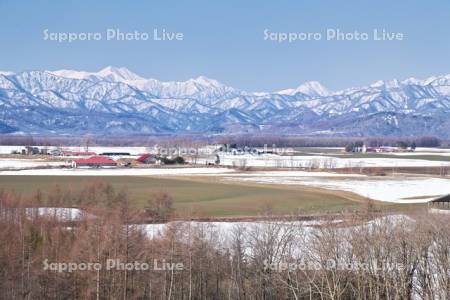日高山脈と残雪の農地