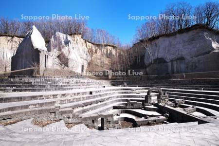 石山緑地　ネガティブマウンド石の広場