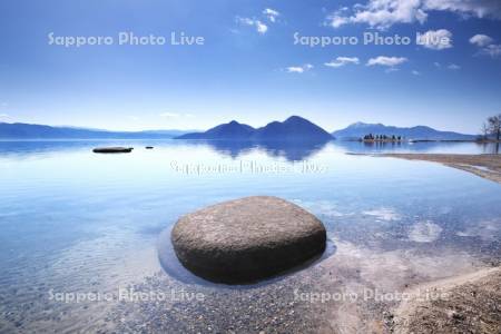 洞爺湖と丸い岩と中島（中央）