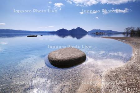 洞爺湖と丸い岩と中島（中央）