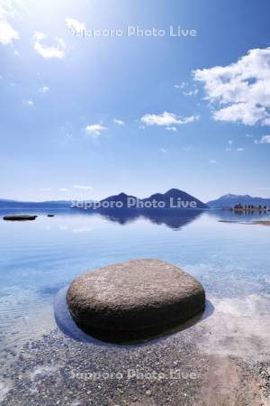 洞爺湖と丸い岩と中島（中央）