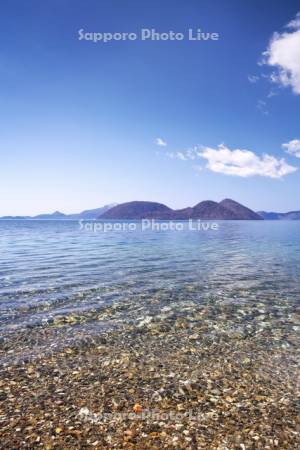 洞爺湖と中島（中央）