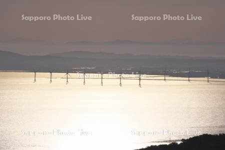 石狩湾と洋上風力発電の朝