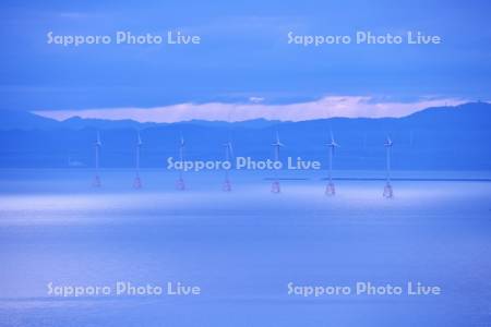 洋上風力発電と石狩湾の朝