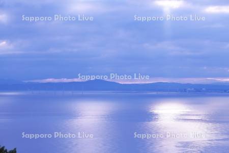 洋上風力発電と石狩湾の朝