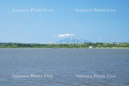大沼と利尻島と風力発電