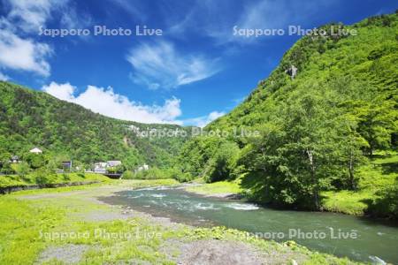 層雲峡の新緑と石狩川