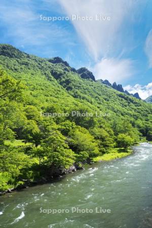 層雲峡の新緑と石狩川