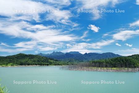 シューパロ湖と夕張山地