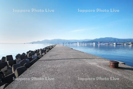 小樽港防波堤（北防波堤）と小樽港と小樽市街地