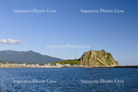 様似漁港　エンルム岬とアポイ岳