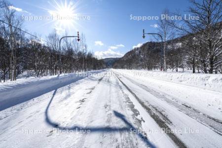 道路標識と雪道