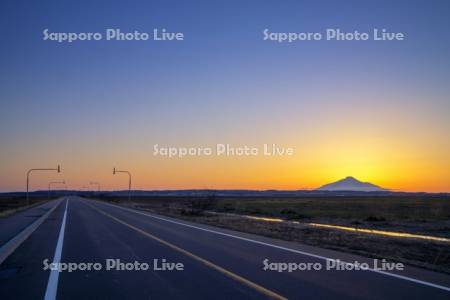 道路と利尻富士夕景
