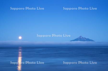 月と利尻島の夕景