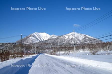 雪道とピンネシリ岳　（R275）