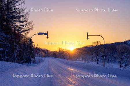 朝日と雪道（R275）