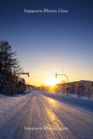 朝日と雪道（R275）