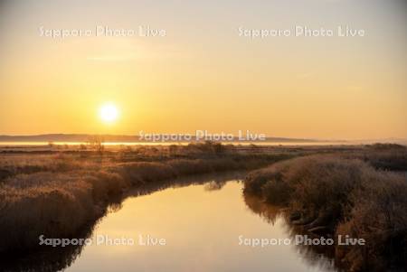 朝陽とサロベツ川