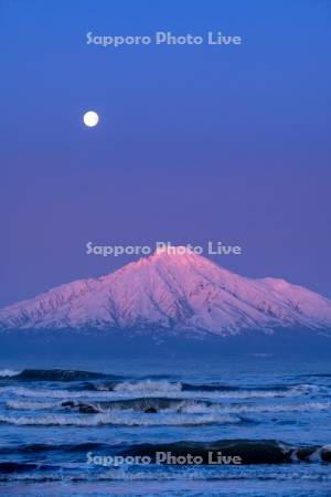 満月（ワームムーン）と利尻富士の朝焼け