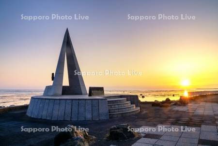 宗谷岬　日本最北端の地の碑と日の出