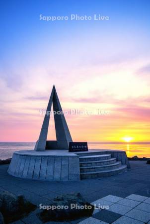 日の出と日本最北端の地の碑　宗谷岬