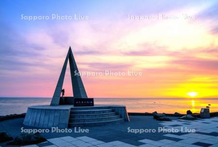 日の出と日本最北端の地の碑　宗谷岬