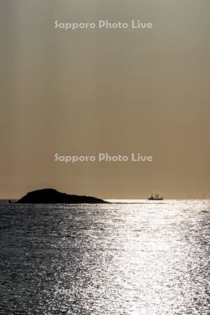 底引き網漁船と弁天島夕景
