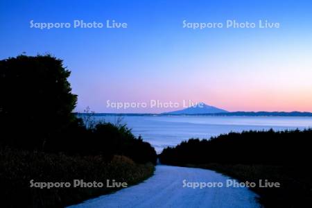 白い道と利尻富士　夕景