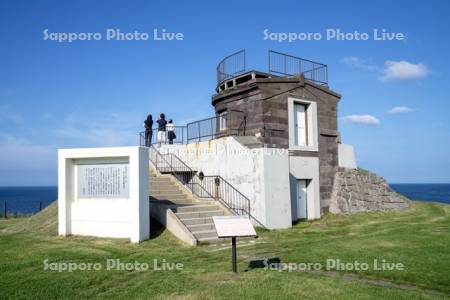 大岬旧海軍望楼と観光客