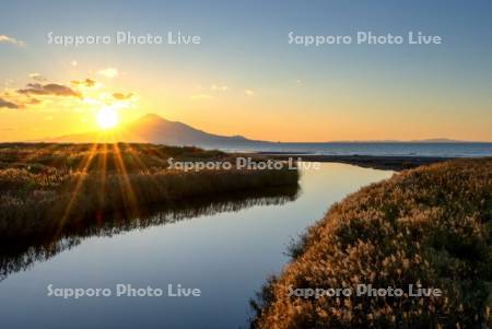 勇知川と利尻島の夕日