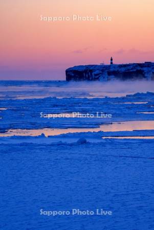 夜明けの能取岬と流氷
