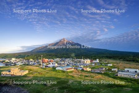 夕日ヶ丘展望台より利尻山と利尻富士町市街地