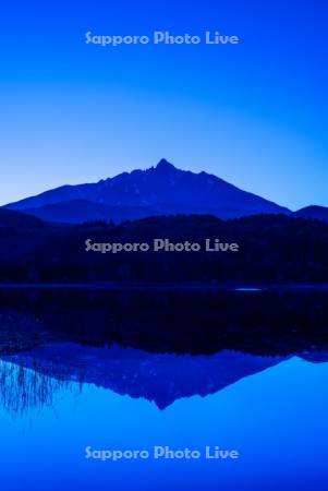 夜のオタトマリ沼と利尻山